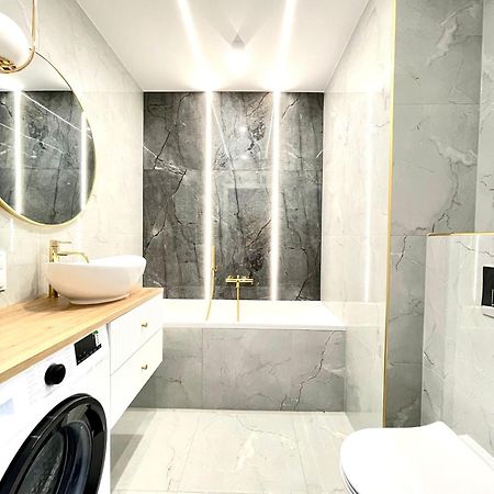 3 Bedrooms Premium Bella Blue For 8 Guests With Ac And Free Out Side Parking Rzeszow Bagian luar foto